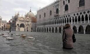 San Marcoplein in Venetië onder water, lokaal viel 100 mm in een paar dagen (foto: afp)