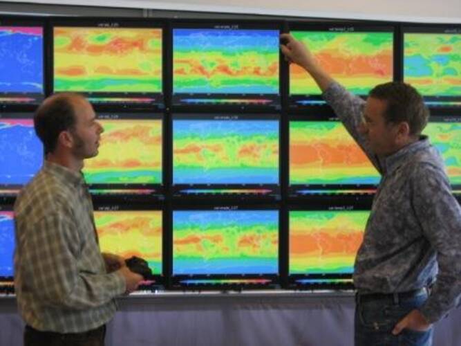 Klimaatonderzoekers Frank Selten en Andreas Sterl bij klimaatdisplay (foto: Quirin van Os)