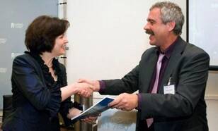 Staatssecretaris Huizinga ontvangt het eerste exemplaar van de Staat van het Klimaat 2008 uit handen van  Rob van Dorland