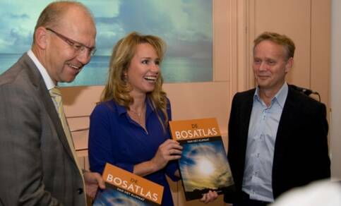 Staatssecretaris Joop Atsma van Infrastructuur en Milieu en RTL-weerpresentatrice Helga van Leur namen de eerste exemplaren van de Bosatlas van het klimaat in ontvangst uit handen van eindredacteur Rob Sluijter van het KNMI (foto: Hans Verloop,  KNMI)  