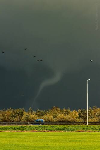 Tornado in de buurt van Arnhem op zondag 3 november 2013 toen flinke onweersbuien lokaal vergezeld van tornado's over ons land trokken (foto: Wilfred Janssen)