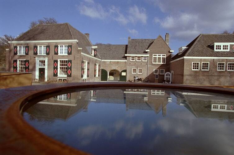Het Nederlands Watermuseum bij en onder de Begijnenmolen in het park Sonsbeek in Arnhem