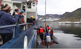 De Nederlandse bemanning verlaat het schip aan de noordkust van IJsland. Foto S. Skrede