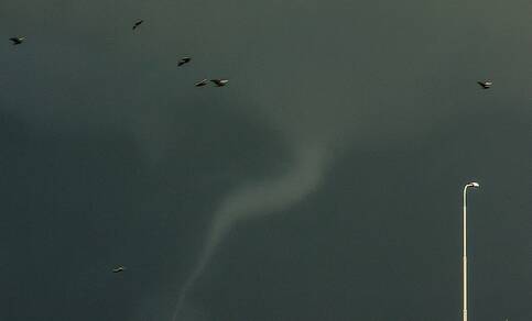 Tornado in de buurt van Arnhem op zondag 3 november 2013 toen flinke onweersbuien lokaal vergezeld van tornado's over ons land trokken (foto: Wilfred Janssen)