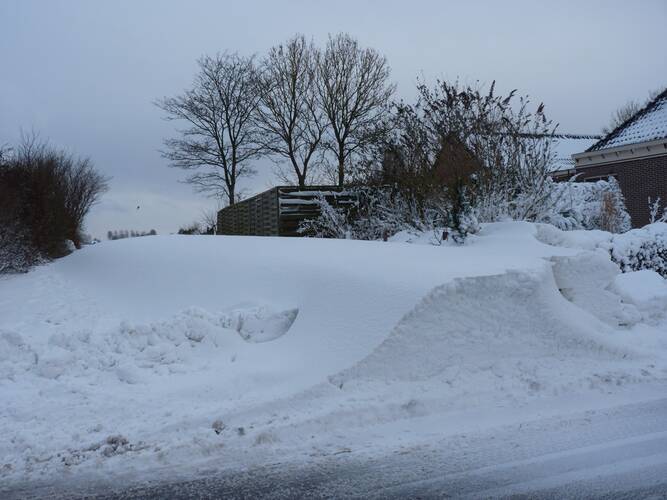 In het weekeinde van 9 januari 2010 leidde sneeuw en harde wind vooral in het noorden van het land tot vorming van sneeuwduinen en veel overlast (foto: Jannes Wiersema).