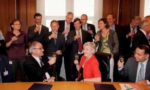 Minister Maria van der Hoeven en Directeur Generaaal J.G. Dordain van ESA tekenen overeenkomst milieusatelliet in aanwezigheid van betrokken onderzoekers van onder meer het KNMI 