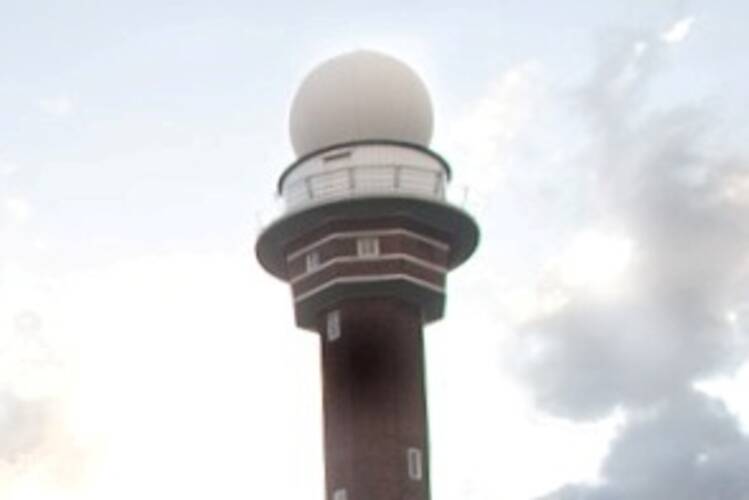 De radarantenne van het KNMI in De Bilt is ondergebracht in de bol op de toren (foto: Maarten Sneep, KNMI)