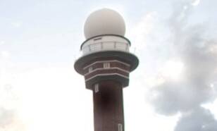 De radarantenne van het KNMI in De Bilt is ondergebracht in de bol op de toren (foto: Maarten Sneep, KNMI)