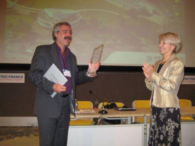 KNMI-klimaatonderzoeker Rob van Dorland neemt de EMS Outreach & Communication Award in ontvangst voor het klimaatportaal van het PCCC