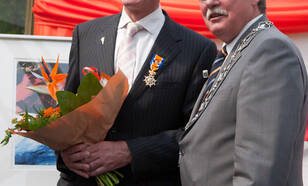 De burgemeester van Ede reikte vanochtend de koninklijke onderscheiding uit (foto: Margot Ribberink Meteo Consult).