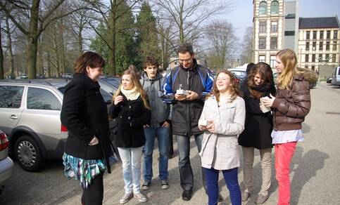 Tijdens de workshops gingen de jonge wetenschappers buiten op onderzoek uit (foto: Piet Stammes, KNMI)