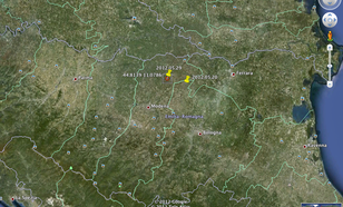 De locaties van de twee aardbevingen in Noord-Italië van mei 2012 zijn aangegeven met gele spelden. De linker speld geeft de locatie van de beving van vanochtend aan. (Bron locaties: USGS)