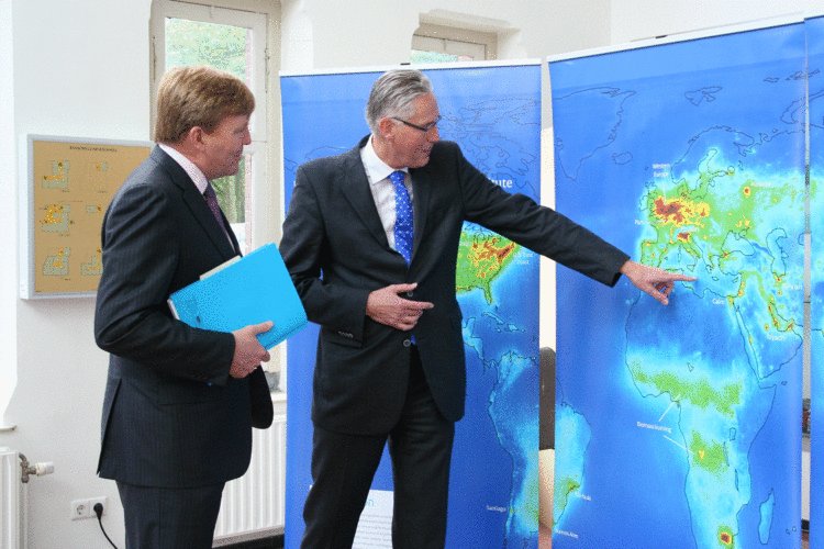 Prins Willem-Alexander krijgt uitleg van KNMI-hoofddirecteur Frits Brouwer.  foto Patricia van der Kooij/KNMI