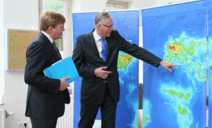 Prins Willem-Alexander krijgt uitleg van KNMI-hoofddirecteur Frits Brouwer.  foto Patricia van der Kooij/KNMI