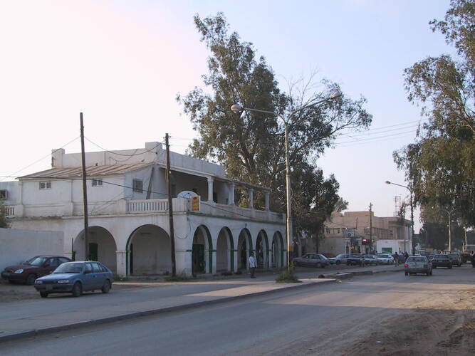 Al Aziziah ten zuiden van Tripolis in Libië is na 90 jaar niet langer de warmste plek van de wereld. De foto toont de hoofdstraat van de stad die zijn warmterecord kwijt is (foto: Theo Jurriëns)       