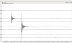 Seismogrammen van de twee aardbevingen. Op de linker-as staat de tijd in GMT, 1 uur verschil met NL-tijd. Het is goed zichtbaar dat de tweede aardbeving groter was dan de eerste. 
