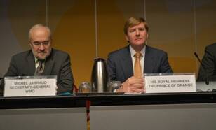De Prins van Oranje in het presidium naast Michel Jarraud, Secretaris-Generaal van de WMO (foto: WMO)