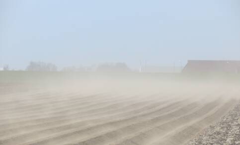 Op 18 april kreeg ons land te maken met stof- en zandverstuivingen die hier in deze mate zelden voorkomen. Het KNMI waarschuwde niet alleen voor de zware windstoten maar ook voor slecht zicht tijdens zandverstuivingen (foto Jannes Wiersema)  