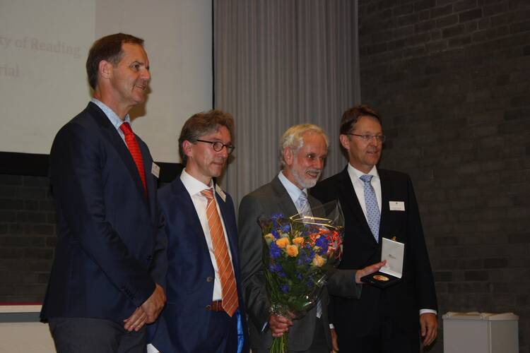 Uitreiking Buys Ballot Medaille aan Brian Hoskins met rechts Gerard van der Steenhoven en links Albert van den Berg (KNAW, TU Twente) en Henk Dijkstra (UU). foto KNMI