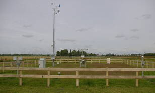 Het nieuwe weerstation Voorschoten dat op termijn in de plaats komt van het nabijgelegen weerstation Valkenburg (foto: Huub Mizee) 
