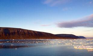 Zee-ijs bij Cap Lee, Edgeøya, Spitsbergen (foto: Richard Bintanja, KNMI) 