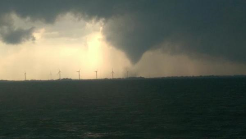 Tornado bij Wieringerwerf. foto: Marco, Hoogkarspel
