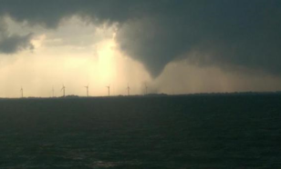 Tornado bij Wieringerwerf. foto: Marco, Hoogkarspel