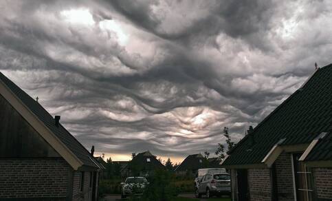 De onlangs benoemde wolk undulatus asperitas (bubbelwolk) zoals die op 31 augustus 2015 te zien was in Drenthe. Foto Peter de Vries. 