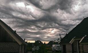 De onlangs benoemde wolk undulatus asperitas (bubbelwolk) zoals die op 31 augustus 2015 te zien was in Drenthe. Foto Peter de Vries. 