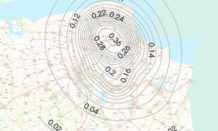 Contouren van de maximaal te verwachten versnelling van de bodem in Groningen die eens in de 475 jaar overschreden kan worden. In de gemeente Loppersum is het maximum afgenomen van 0,42 naar 0,36g (versnelling van de zwaartekracht). © KNMI