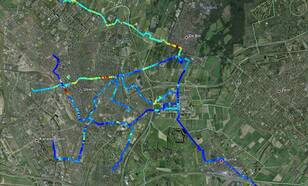 Overzichtskaart van Stikstofdioxide concentraties in Utrecht op een gewone woensdagochtend 3 juni 2015. De oranje-rode kleur wijst op verhoogde concentraties stikstofdioxide met name bij drukke kruispunten en drukke wegen. Bron KNMI