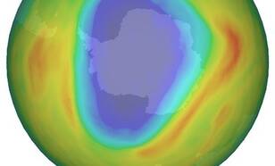 Satellietafbeelding van het ozongat boven de Zuidpool op 28 oktober 2015. Bron KNMI. 