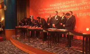 Ondertekening van de overeenkomst in China in het bijzijn van koning Willem-Alexander. Foto Anne te Velde