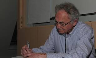 Weerhistoricus Jan Buisman ontving de dr. J. van der Biltprijs voor zijn grondig bronnenonderzoek naar de geschiedenis van het weer. Foto: Leo Wouters 