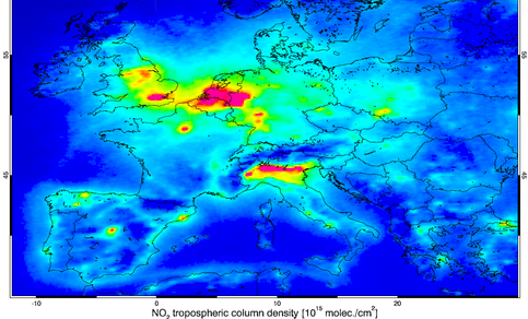 Jaargemiddelde concentratie stikstofdioxide boven Europa in 2005 gemeten door OMI (©KNMI)