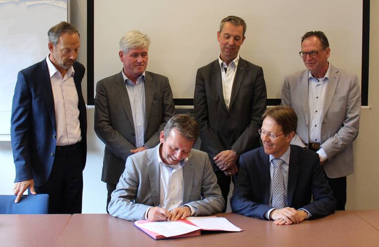 Ondertekening van het convenant door (staand v.l..n.r.): Kees van Luijk (RIVM), Toon Segeren (Deltares), Kees d'Huy (TNO) en Reinier van den Berg (PBL). Zittend: André van Lammeren (RWS) en Gerard van der Steenhoven (KNMI).