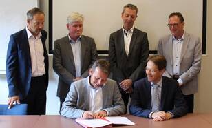 Ondertekening van het convenant door (staand v.l..n.r.): Kees van Luijk (RIVM), Toon Segeren (Deltares), Kees d'Huy (TNO) en Reinier van den Berg (PBL). Zittend: André van Lammeren (RWS) en Gerard van der Steenhoven (KNMI).