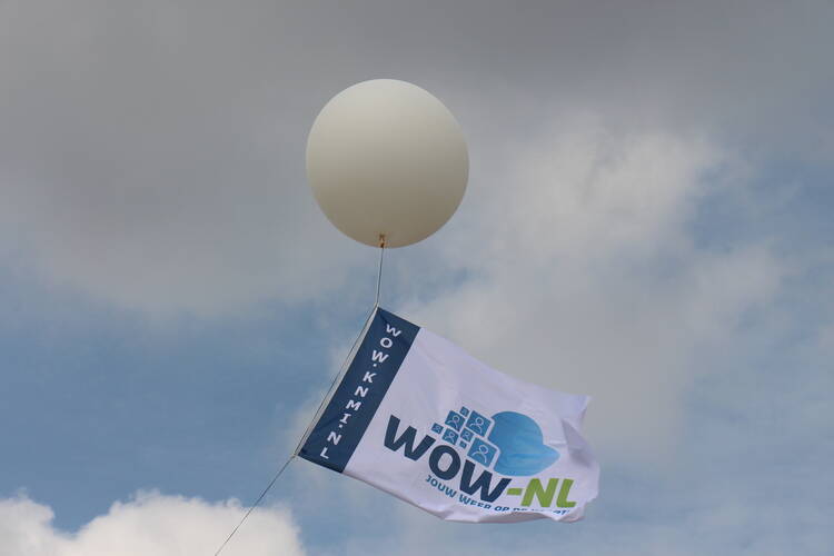 Weerballon met WOW-vlag