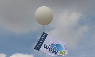 Weerballon met WOW-vlag
