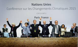 Parijs 12 december 2015: na het bekendmaken van het Klimaatakkoord door voorzitter en toenmalig Franse minister van Buitenlandse Zaken Laurent Fabius ©Arnaud BOUISSOU-Medde /SG COP21