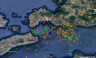De kaart toont in blauw de hoofschok, in groen de bevingen met magnitude tussen 4 en 5 en bruin met magnitude tussen 3 en 4. Bron: Disaster and Emergency Management Presidency, Earthquake Department Ankara, Turkey