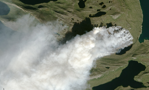 Satellietbeeld van de Groenlandse natuurbrand op 3 augustus 2017. De locatie van de brand is 67.87º N / 51.48º W, halverwege de westkant van de Groenlandse ijskap en de westkust. Bron: NASA.