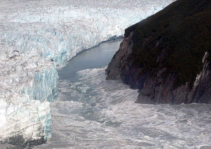 Uitbraak van smeltwater bij de Hubbard Glacier op 14 Augustus 2002. Bron: US Geological Survey.