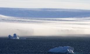Katabatische wind met stuifsneeuw op Antarctica, 28 januari 2007, bron: Photo © Samuel Blanc.