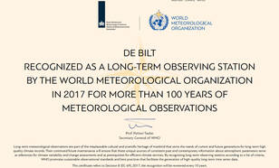 certificaat van de WMO voor meer dan 100 jaar waarnemingen in de bilt