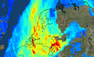 satellietbeeld van nederland waarop NO2 concentratie, stikstofdioxide, op 7 november te zien is. Hier zijn heel goed de pluimen van Brussel, Antwerpen, Rotterdam/Den Haag, Amsterdam en het Ruhrgebied te zien