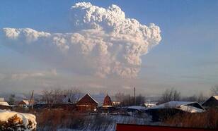  Vulkaanpluim van de Bezymianny vulkaan op Kamtjatska op 20 december 2017. Bron: The Siberian Times.