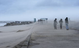 mensen worden omver geblazen en gezandstraald door storm aan de nederlandse kust