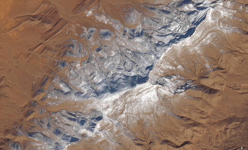 Figuur 1: Besneeuwde zandheuvels in de Sahara duidelijk zichtbaar op deze door de Operational Land Imager (OLI) van Landsat 8 gemaakte foto van 8 januari 2018. Bron: Nasa, Earh Observatory. 