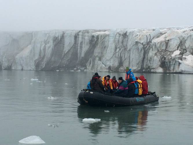 In een Zodiac langs glacier in Spitsbergen tijdens de poolexpeditie sees.nl in augustus 2015 waar Richard Bintanja aan deelnam